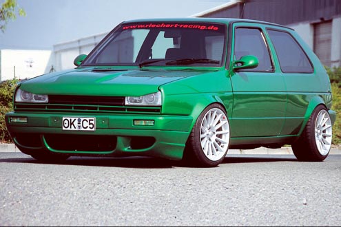 Tiefe Front und böser Blick – immer eine effektvolle Maßnahme.