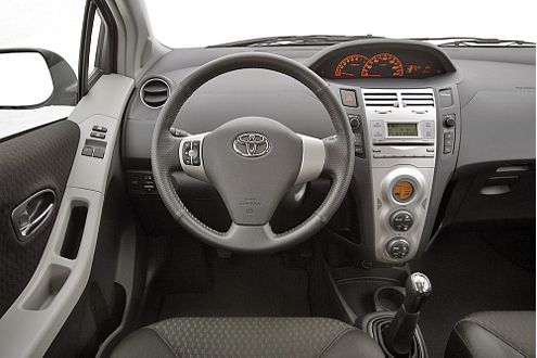 Auch innen sportlich: Yaris TS mit Alu-Look und exklusiven Polsterstoffen.