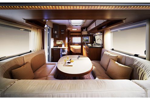 Edles Interieur auch im Caravan: Kirschholz, Leder und schicke Stoffe.