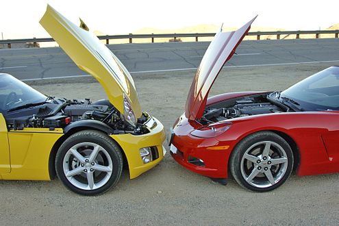 Im Opel GT arbeiten 264 PS, die Corvette hat 404 PS zu bieten.