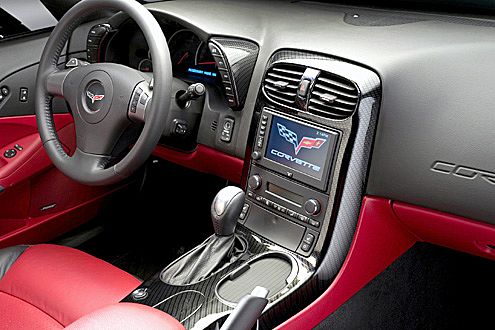 Zweifarbige Ledersitzbezüge und DVD Navigationssystem sind Serie.