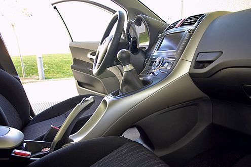 Designstück: Wie eine Brücke wirkt die Mittelkonsole des Auris.