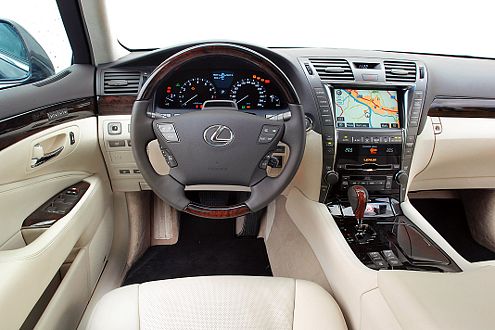 Für Bedien-Fetischisten: Über 100 Knöpfe bietet der Lexus-Innenraum.