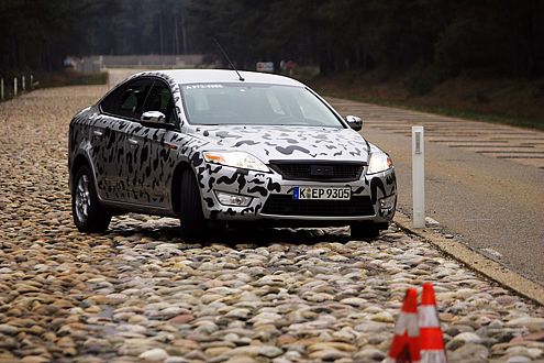 Auf der Teststrecke zeigt sich der hohe Arollkomfort des neuen Mondeo.