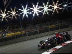 Sebastian Vettel rast durch die Nacht von Singapur - vor beeindruckender Kulisse