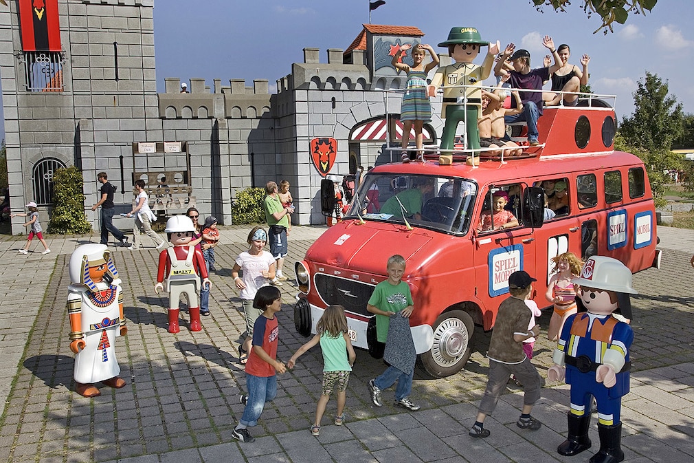 Das feuerrote Spielmobil Opel Blitz