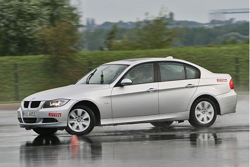 Beim Sicherheitstraining müssen die Fahrer ihr Können unter Beweis stellen.