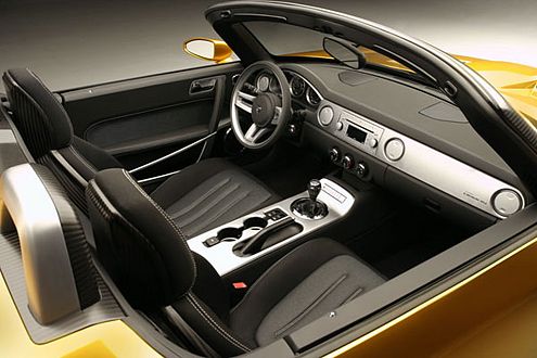 Im Innenraum geht's aufgeräumt-sportlich zu. Devise: alles Alu.