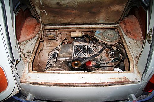 Der 500 Kubikzentimeter kleine Viertakt-Zweizylinder-Motor sitzt im Heck.