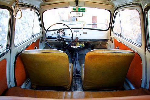 Nacktes Blech, fröhliche Farben: der spartanische Innenraum.