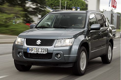 Auf und davon: Der Suzuki Grand Vitara kommt im Gelände weiter als der Jeep.