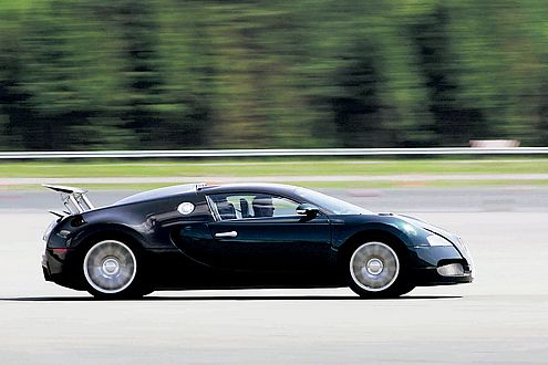 Wahnsinn auf Rädern: der Bugatti Veyron in Fahrt.