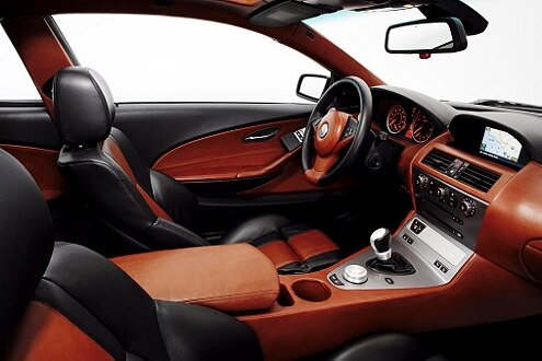 Edel, edel: Dreispeichenlenkrad mit Fisker-Emblem und zweifarbig bezogenes Ledercockpit.