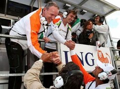 Aufstieg: Simon Roberts nahm in Belgien und Italien viele Gratulationen entgegen
