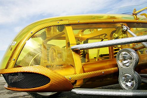 Statt Aluminium ist Makrolon über den Gitterrohrrahmen gespannt.