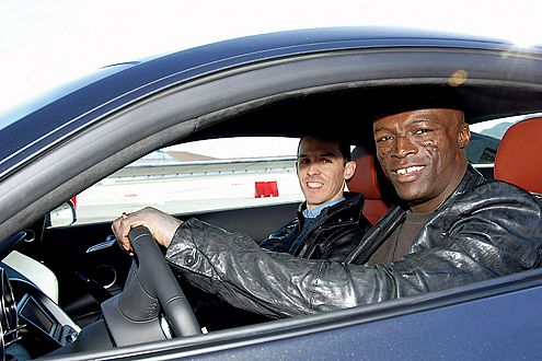 Singender Autofan will auch mal ans Volant: Seal auf Probefahrt im R8.