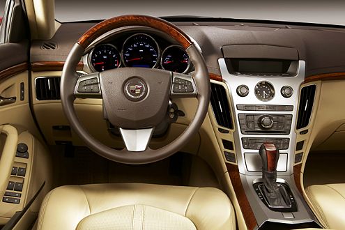 Gediegenes Interieur: Holz, Leder und Hightech im Innenraum.