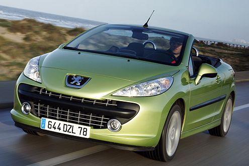 Ohne Seitenscheiben fährt es sich ganz schön zugig im Peugeot 207 CC.