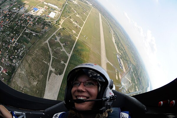 Total abgehoben: ABMS-Redakteurin Garloff bei ihrem Air-Race-Ritt