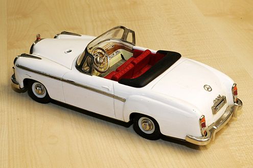 Mercedes 220 S Cabrio, Schuco-Rollfix, 50er-Jahre, bespielt, je nach Zustand 500 bis 1000 Euro.