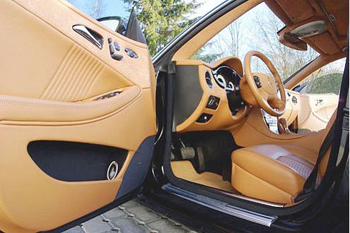 Alcantara und Leder werten außer der Optik auch die Haptik im Inden-CLS auf.