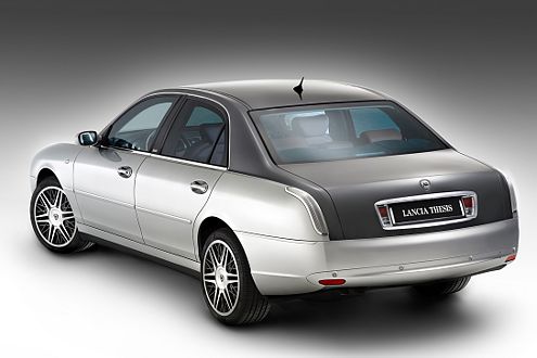 Front, Dach und Kofferaum erinnern an Maserati  zumindest farblich.