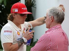 Kimi Räikkönen im Gespräch mit Steve Robertsons Vater und Partner David