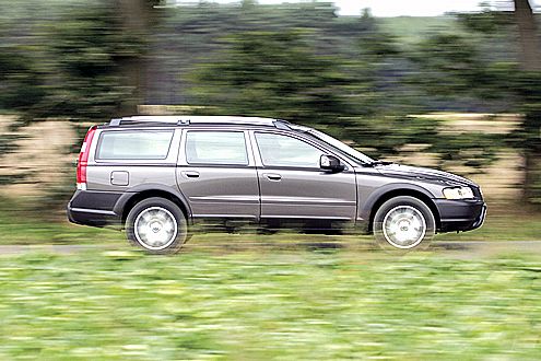 Hochbeinig: Die Bodenfreiheit des Volvo kostet Tempo und Sprit.