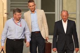Ross Brawn (li.) und Ron Dennis (r.) mit McLaren-Teamchef Martin Whitmarsch