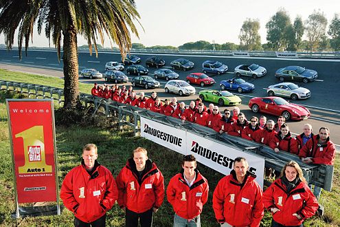 Die Tester: fünf Rennfahrer, fünf Techniker und 24 Chefredakteure