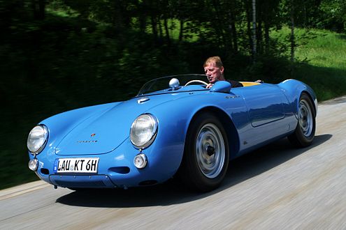 Classic-Fan: Walter Röhrl in einem Porsche 550 Spyder.