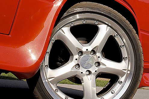 Für die T3 Doka gerade gut genug: Große Aluräder vom Tuner Lorinser.