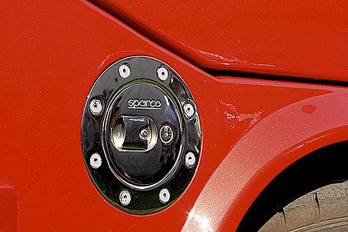 Schickes Tuning, auch im Detail: verschraubter Sparco-Tankdeckel.