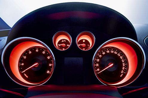 Mit der Kraft der Tomate: das strahlend rote, futuristische Cockpit.