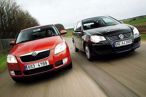 Vergleich Fabia und Polo: Den Fabia gibt es sogar schon mit Kurvenlicht, der Polo bietet es nicht.