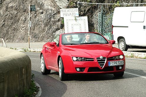 Trotz 260 PS ist der Alfa recht behäbig. Schuld ist das hohe Gewicht.