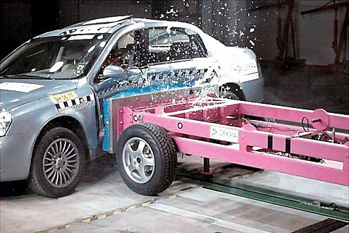 Seitencrash: Wie ein Rammbock knallt die Barriere mit exakt 50 km/h gegen die B-Säule und beide Türen.