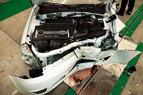Blick von oben nach dem Crashtest. Den Motor hat es an die Seite, aber nicht in den Innenraum gedrückt.