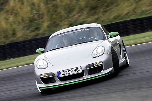 Trägt deutlich dicker auf: Porsche Cayman im Speedart-Trimm.