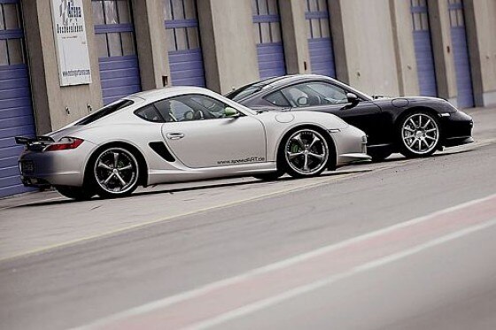Zwei getunte Porsche Cayman im Test