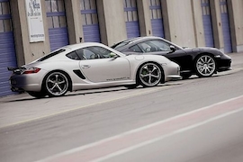 Zwei getunte Porsche Cayman im Test