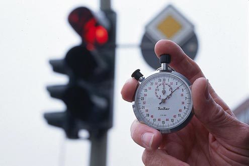 Die Grünen in Hamburg wollen längere Rotphasen für Autofahrer.