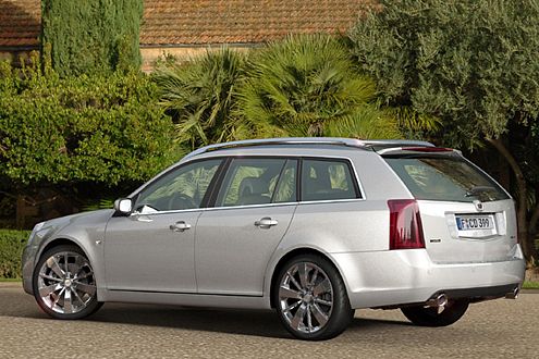 Typische Cadillac-Formensprache: Der BLS Wagon zeigt sich kantig.