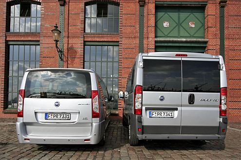 Im Vergleich mit dem Flaggschiff Ducato (rechts) wirkt der Scudo fast zierlich.