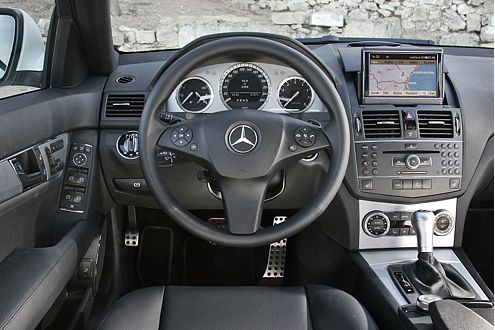 Sauber sortiert und wohnlich: das Cockpit der neuen C-Klasse.