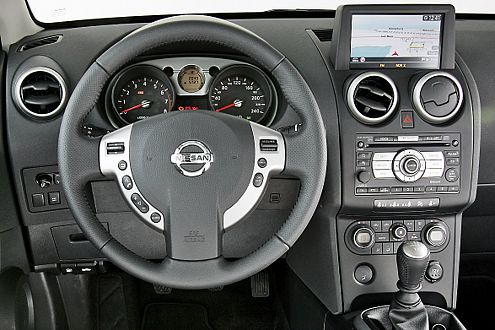 Eine portliche Note herrscht im fahrerorientierten Nissan-Cockpit vor.