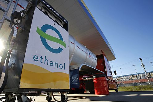 Ethanol (Alkohol) wird aus Mais gebraut und ist biologisch abbaubar.