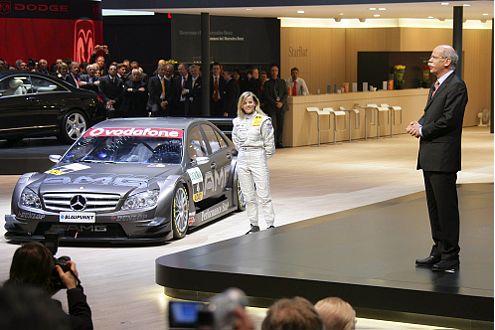 Dieter Zetsche stellte die DTM-C-Klasse auf dem Genfer Salon vor.