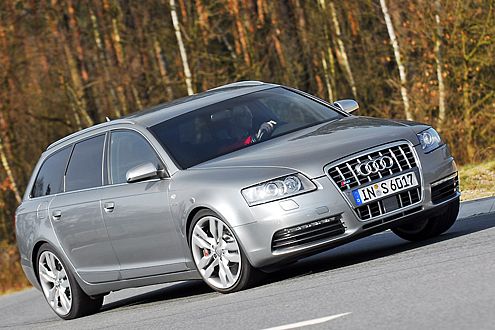 Sicherer Vortrieb: Dank quattro-Antrieb klebt der S6 auf der Straße.