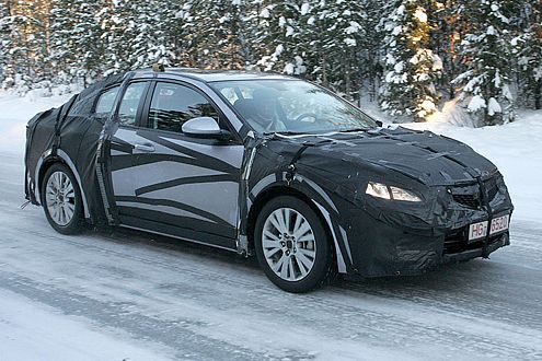 Noch stark getarnt: der neue Mazda6. 2008 kommt er offiziell.
